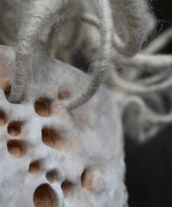 gedrechselte und beschnitzte Skulptur aus Holz und gefilzter Wolle