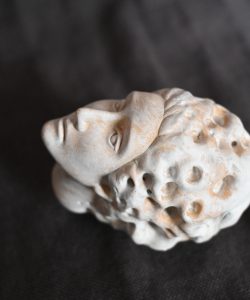 Frauenkopf aus gebeiztem Holz
