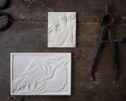 2 Reliefs, ein Pferdeschädel und ein Mann, der vom Tod umarmt wird
