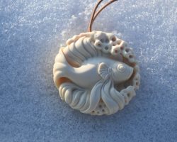 Siamesischer Kampffisch als Netsuke Vorderseite Netsuke eines siamesischen Kampffisches aus Mammutelfenbein