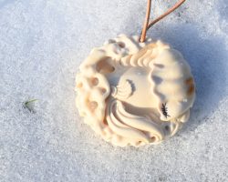 Siamesischer Kampffisch als Netsuke Rückseite Netsuke eines siamesischen Kampffisches aus Mammutelfenbein