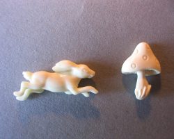 Hase und Pilz Miniaturschnitzerei eines Hasen und eines Fliegenpilzes