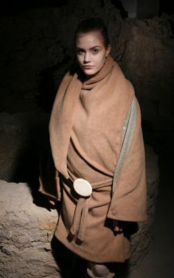 Labyrinth Modell, das einen Gürtel trägt, dessen Schließe ein labyrinthisches Motiv ziert