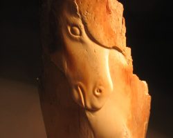 Pony Relief eines Ponys in einem stark gesplitterten Stück Mammutelfenbein
