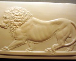 Löwenrelief Relief eines männlichen Löwen in der Seitenansicht