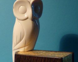 Bücherkauz Skulptur einer Eule die auf einem Buch sitzt