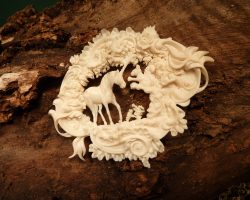 Einhorn und Eichhorn Jagdbrosche, Miniaturschnitzerei mit einem Einhorn und einem Eichhörnchen auf einer Lichtung