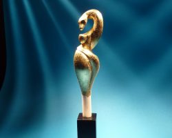 Goldene Lilith Lilith, Skulptur eines abstrahierten Frauenaktes mit Schlangenkopf