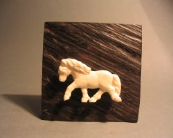 Isländer Miniatur eines schreitenden Islandponys vor einem Hintergrund aus Mooreiche