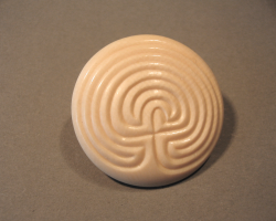 Labyrinth Knopf mit minoischem labyrinthischen Motiv
