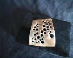 Schmuckelement aus Mammutelfenbein Schmuckelement aus Mammutelfenbein